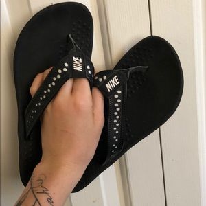 Black nike flip flops